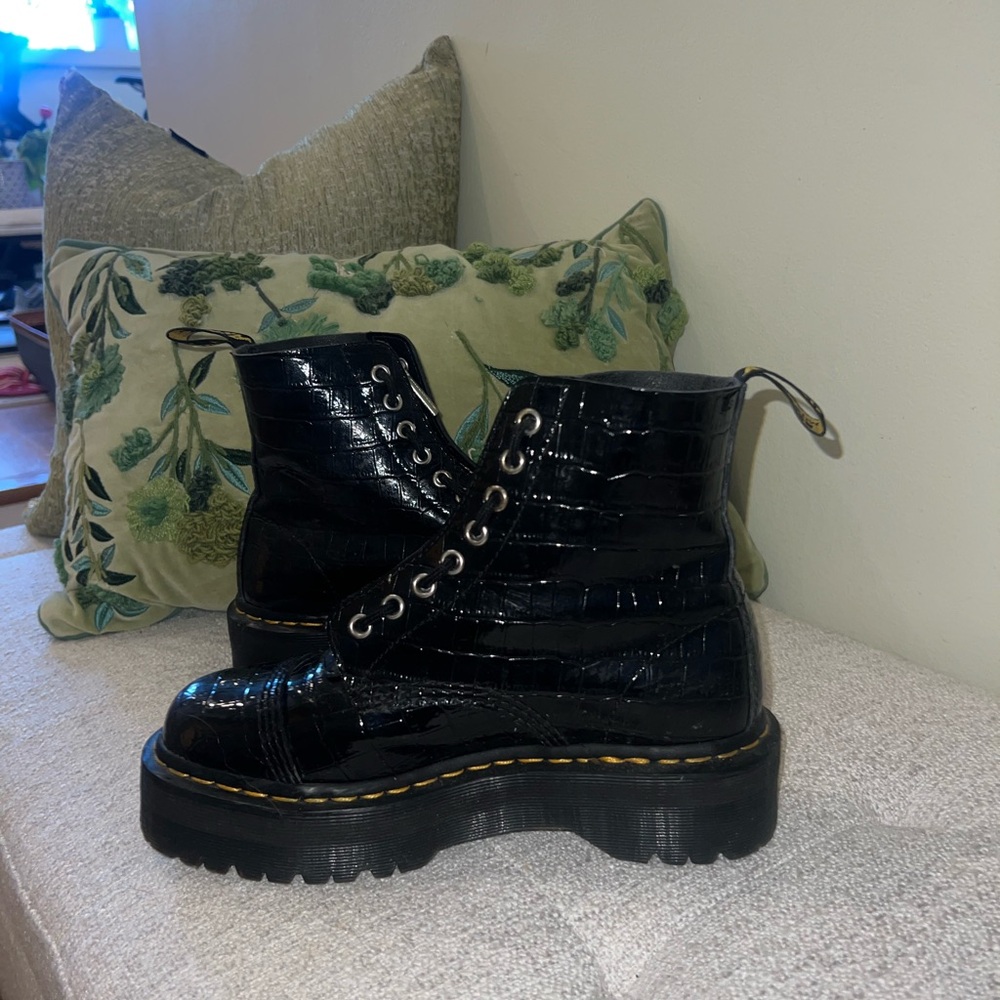 Dr. Martens Sinclair Croc Platform Boots !!! 🐊 Size: 8.5 women’s